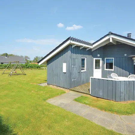 Three-bedroom In Holiday home *